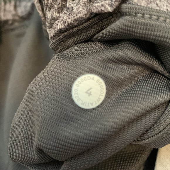 Lululemon Hotty Hot Low-Rise Lined Short 2.5” - Picture 4 of 6